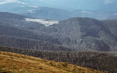 Sonbaharın güzel dağ manzarası. Instagram vintage film filtresi