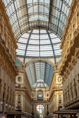 Milan, İtalya - 12 Ekim, 2018: Antik alışveriş merkezi Galeri Vittorio Emanuele Milano.Luxury merkezi alışveriş pahalı butik mağazaları ve moda mağazaları ile. Popüler turistik landmark Lombardia.