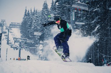 Bukovel, Ukrayna - 20 Mart, 2018: Snowboard Yarışması kış Park. Genç sporcular snowboard içinde rekabet. Gençlik için serin aşırı spor yarışma.