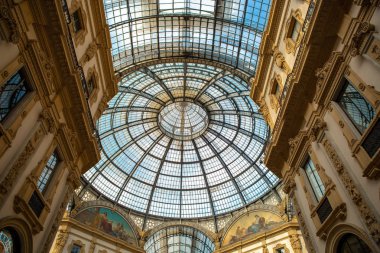 Ünlü alışveriş merkezi Galeri Vittorio Emanuele Milan, İtalya. İtalyan moda başkenti Milano, popüler turistik en eski alışveriş merkezi. Güzel cam çatı yukarıda lüks giyim mağazaları.