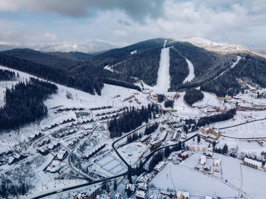 Bukovel, Ukrayna - 19 Mart, 2018: soğuk kış günü güzel doğada. Bukovel Kayak Park Karpat Dağları'nda. Güney Avrupa'nın aktif Turizm için popüler bir yer