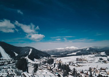Güzel hava dron manzara fotoğraf soğuk karlı gün dağlarda. Kışın seyahat hedef aktif Turizm için. Karpat mountain Park doğanın güzelliği. Yeşil çam ağaçları tepelerde büyümek