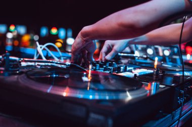 Profesyonel müzisyen sahnede popüler müzik parçaları çalar. 