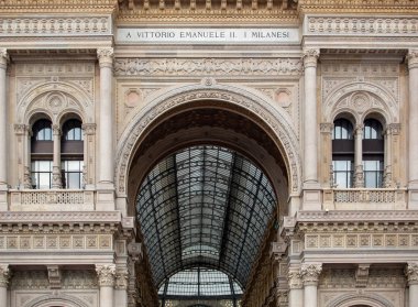 Ünlü eski moda alışveriş merkezi Milano, Italy.Old alışveriş merkezi güzel cam güneş çatı ile Galleria Vittorio Emanuele. Piazza di Milano Lombardia bölgesinde yer alan lüks giyim mağazası.