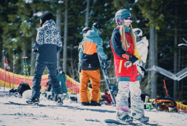 Bukovel, Ukrayna - 20 Mart, 2018: Snowboard Yarışması kış Park. Genç sporcular snowboard içinde rekabet. Gençlik için serin aşırı spor yarışma.
