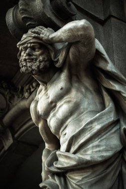 Antik kahraman heykeli Milano, İtalya 'da 