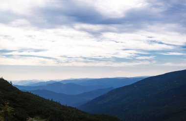 Avrupa'nın Karpat mountain Park'ta güzel bulutlu mavi gökyüzü. Popüler seyahat hedef aktif Turizm için. Karpatlar'da yürüyüş gitmek