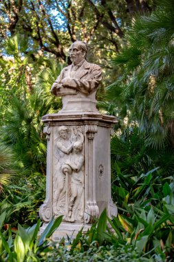 Ceneviz, İtalya 'da parkta bir adam heykeli  