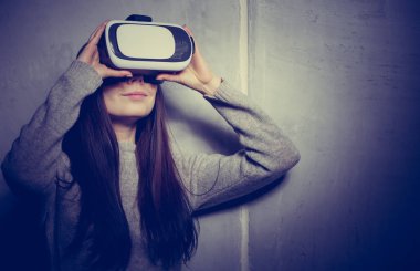 Stüdyo mobil oyun uygulamalar için yeni artırılmış gerçeklik gözlük kullanan genç ve güzel kız portresi. Mobil Oyunlar apps ile yenilikçi 3d vr kulaklık kullanın. Trendy sanal gerçeklik oyun aygıtı kullanımda
