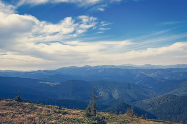 Sonbaharın güzel dağ manzarası. Instagram vintage film filtresi