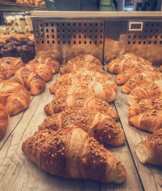 Atıştırmalık için lezzetli taze pişmiş kruvasan. İtalyan restoranında kahve molası için kruvasan satın alın