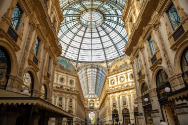 Milan, İtalya - 12 Ekim, 2018: lüks alışveriş merkezi Galeria di Vittorio Emanuele Milano.Popular merkezi turist simgesel yapı içinde. En iyi moda mağazaları ile antik alışveriş merkezi. Ünlü markalar yeni elbiseler satın.
