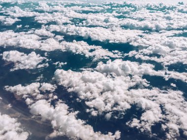 Mavi gökyüzü ve bulutlar. Uçaktan görüntüleyin. Seyahat