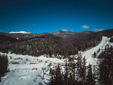 Güzel hava dron manzara fotoğraf soğuk karlı gün dağlarda. Kışın seyahat hedef aktif Turizm için. Karpat mountain Park doğanın güzelliği.