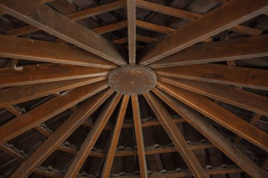 Kırsal ahşap kulübenin çatısında. 