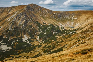 Ukrayna güzel dağ park. Carpahtian dağlar bulutlu mavi gökyüzü altında. Güney Avrupa'nın etkin yürüyüş turları için popüler bir yer