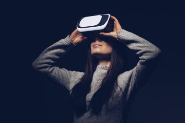 Genç ve güzel kadın için mobil oyun uygulamalar yeni sanal gerçeklik gözlükle stüdyo portre. Kız mobil oyunlar apps ile yenilikçi 3d vr kulaklık kullanın. Trendy artar gerçeklik aygıtı kullanımda