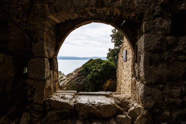 Biokovo dağlarında eski Hırvat tahkimatı Kastel kalıntıları. Eski ortaçağ kalesi