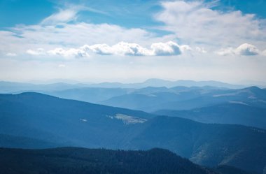 Sonbaharın güzel dağ manzarası. Instagram vintage film filtresi