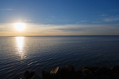 Güzel gün batımı sahil üzerinde. Canlı renkleri ve iyi yaz akşam hava. Deniz manzarası, yaz tatili için fantastik seyahat hedef. 