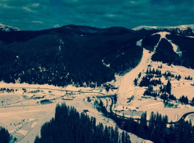 Bukovel, Ukrayna - 19 Mart, 2018: soğuk kış günü güzel doğada. Bukovel Kayak Park Karpat Dağları'nda. Güney Avrupa'nın aktif Turizm için popüler bir yer