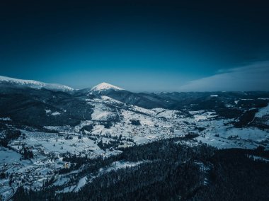 Güzel hava dron manzara fotoğraf soğuk karlı gün dağlarda. Kışın seyahat hedef aktif Turizm için. Karpat mountain Park doğanın güzelliği. Yeşil çam ağaçları tepelerde büyümek