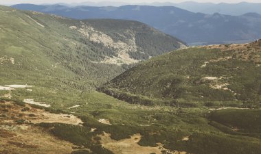 Sonbaharın güzel dağ manzarası. Instagram vintage film filtresi