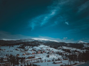 Soğuk sezonda güzel hava uçak resmi kış park için. Europe.Travel hedef için aktif tatil turizm Karpat Dağları'nın karlı manzara
