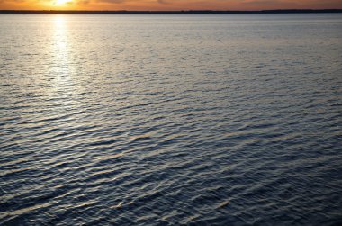 Güzel gün batımı sahil üzerinde. Güneş su ufukta yaz akşamları aşağı gider. Aktif bir tatil için seyahat hedef