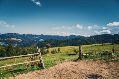 Güzel kırsal manzara mavi gökyüzü altında mountain Park'ta