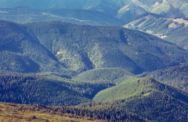 Sonbaharın güzel dağ manzarası. Instagram vintage film filtresi