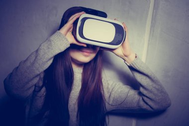 Mobil oyun uygulaması sanal gerçeklik kulaklık aygıtta oynayan genç kız. Mobil oyun modern Vr kutusu. Taşınabilir vr gözlük teknoloji oyuncular için. Artırılmış gerçeklik gadget Moblie oyunları oynamak için