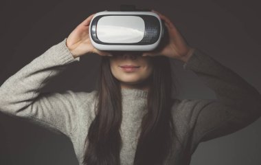 Stüdyo portre genç kızın süper cool sanal gerçeklik gözlük mobil oyun uygulamalar için oynuyor. Mobil apps ile yenilikçi 3d vr kulaklık kullanın. Trendy artar gerçeklik oyun aygıtı kullanımda