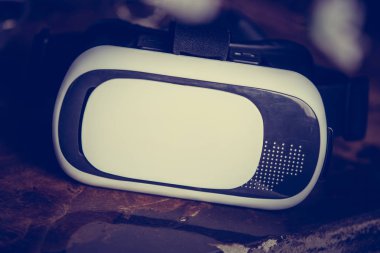 Mobil oyun app akıllı telefon oynamak için Modern sanal gerçeklik Vr gözlük. Portatif Oyun Kulaklığı aygıt için smartphone. Video oyun üstünde belgili tanımlık gitmek. Popüler yeni oyun becerikli alet. Artırılmış gerçeklik kavramı