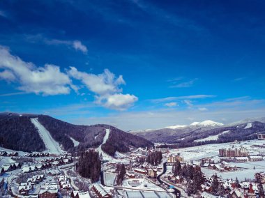 Bukovel, Ukrayna - 19 Mart, 2018: soğuk kış günü güzel doğada. Bukovel Kayak Park Karpat Dağları'nda. Güney Avrupa'nın aktif Turizm için popüler bir yer