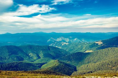 Sonbaharın güzel dağ manzarası. Instagram vintage film filtresi