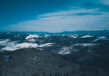 Güzel hava dron manzara fotoğraf soğuk karlı gün dağlarda. Kışın seyahat hedef aktif Turizm için. Karpat mountain Park doğanın güzelliği. 