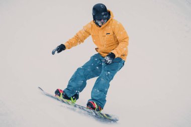 Bukovel, Ukrayna - 20 Mart, 2018: Snowboard Yarışması kış Park. Genç sporcular snowboard içinde rekabet. Gençlik için serin aşırı spor yarışma.