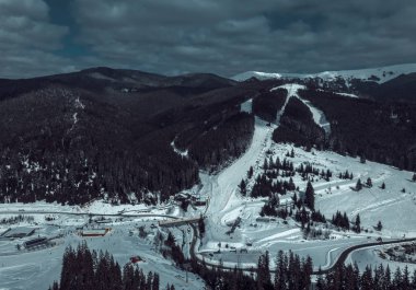 Bukovel, Ukrayna - 19 Mart, 2018: soğuk kış günü güzel doğada. Bukovel Kayak Park Karpat Dağları'nda. Güney Avrupa'nın aktif Turizm için popüler bir yer