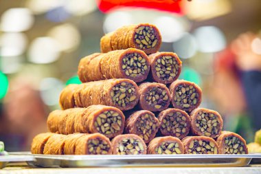 İstanbul'da gıda mağazasında satışa tatlı Türk baklava yemeği.Doğranmış fındık ile doldurulmuş, tatlandırılmış ve şurup ve bal ile birlikte tutulan filo katmanlarından yapılmış tatlı tatlı pasta