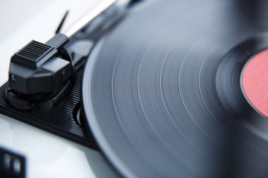 Vintage pikabını kapat. Retro analog dönüş tablosu aygıtı müzikle vinil disk çalar. Hipster ses ekipmanı.
