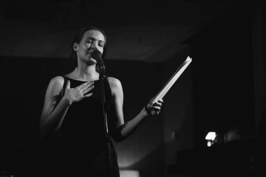 Moskova-8 Eylül, 2016: Sanat eğlence Club otel genç Rus şair Marina Kacuba akşamlar