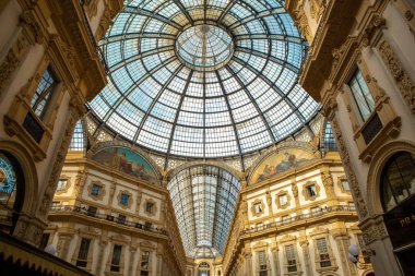Milan, İtalya - 12 Ekim, 2018: lüks alışveriş merkezi Galeria di Vittorio Emanuele Milano.Popular merkezi turist simgesel yapı içinde. En iyi moda mağazaları ile antik alışveriş merkezi. Ünlü markalar yeni elbiseler satın.