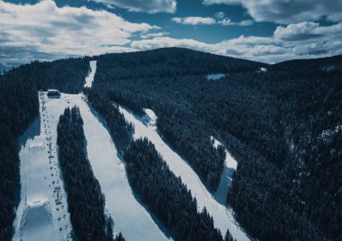 Güzel hava dron manzara fotoğraf soğuk karlı gün dağlarda. Kışın seyahat hedef aktif Turizm için. Karpat mountain Park doğanın güzelliği. 