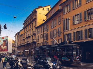 Milano,İtalya-9 Ekim,2018: Milano,Lombardia şehir sokaklarında modern İtalyan mimarisi.