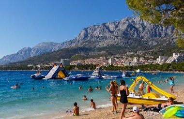 Hırvatistan 'ın tatil beldesinde deniz plajı