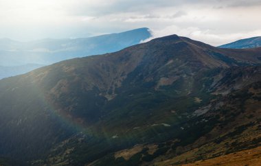 Dağ tepe Karpat mountain Park bulutlu gökyüzü altında