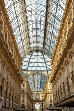 Milan, İtalya - 12 Ekim, 2018: lüks alışveriş merkezi Galeria di Vittorio Emanuele Milano.Popular merkezi turist simgesel yapı içinde. En iyi moda mağazaları ile antik alışveriş merkezi. Ünlü markalar yeni elbiseler satın.