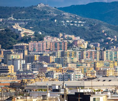 İtalya, Genova - 12 Ekim, 2018: güzel eski şehir Cenova. Renkli evler mavi gökyüzünün altında. Popüler turistik alan Liguria.