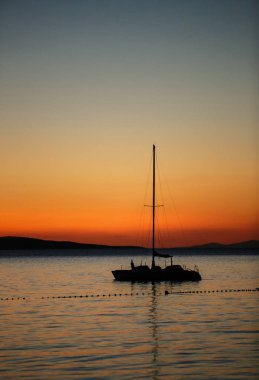 Europe.Exotic seyahat hedef arka planda güzel gün batımı Akdeniz üzerinde. Yaz tatil için büyük bir yer. Kiralık Yat denizde su yüzeyine sürükleniyor. Dalış ve balıkçılık için motorlu bir tekne kiralamak 